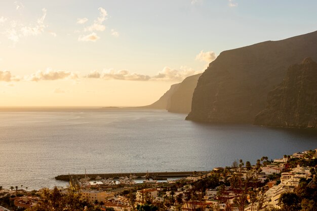 Alte scogliere con mare al tramonto