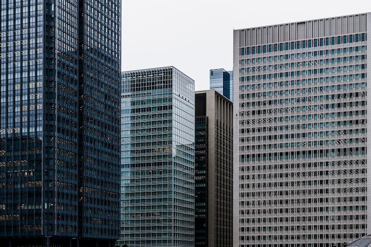 Foto gratuito alti edifici moderni per uffici