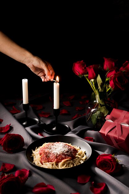 Alto angolo della tavola di San Valentino impostata con candele e pasta