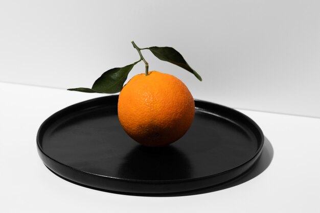 Alto angolo di arancia sul vassoio