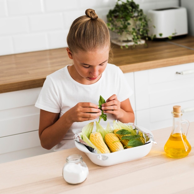 Alto angolo di bella ragazza in cucina