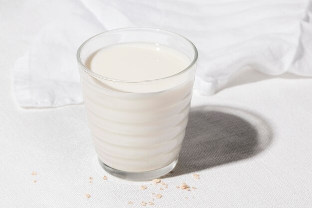 Alto angolo di bicchiere di latte