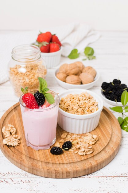 Alto angolo di bicchiere di yogurt alla frutta con noci