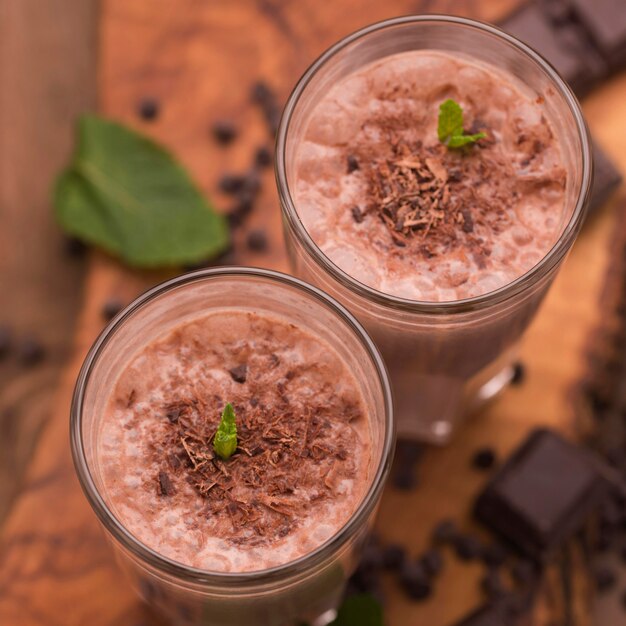 Alto angolo di bicchieri da milkshake con cioccolato e menta