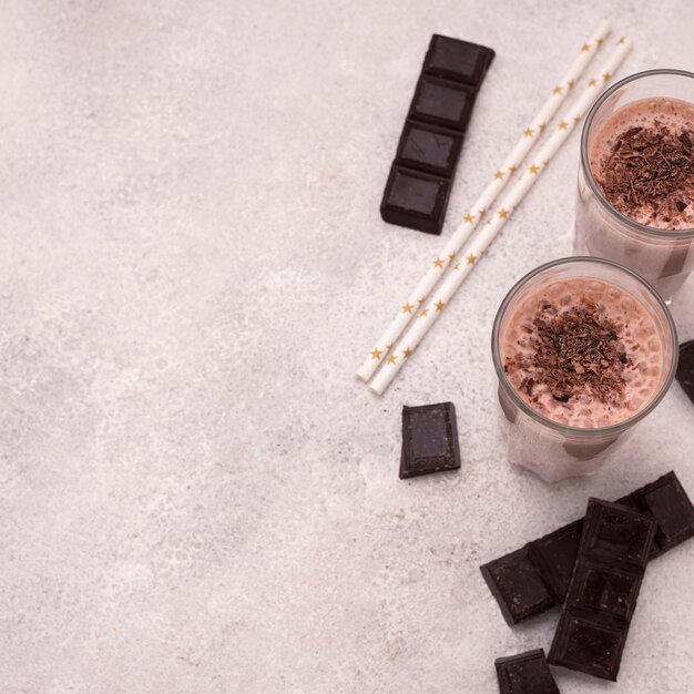 Alto angolo di bicchieri di frappè con cioccolato