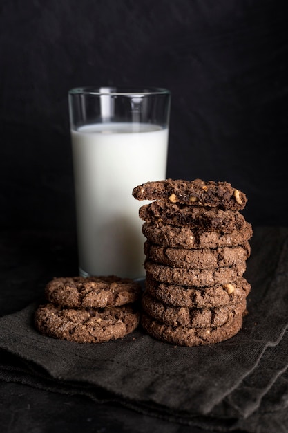 Alto angolo di biscotti al cioccolato con un bicchiere di latte