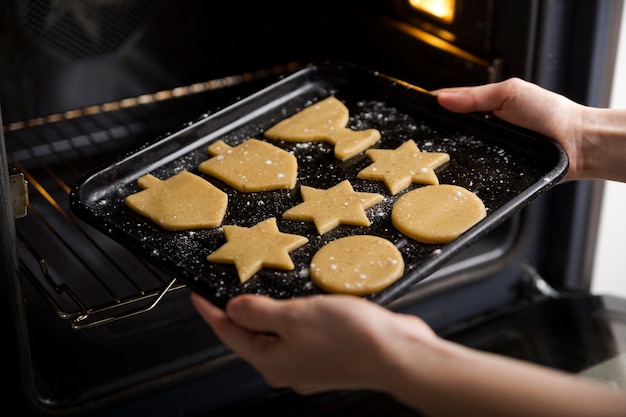 Alto angolo di biscotti che fanno per Hanukkah