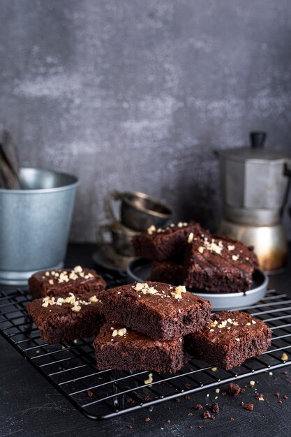 Alto angolo di brownies sulla griglia di raffreddamento con bollitore