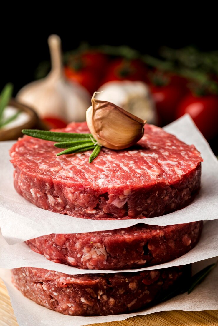 Foto gratuito alto angolo di carne con aglio ed erbe