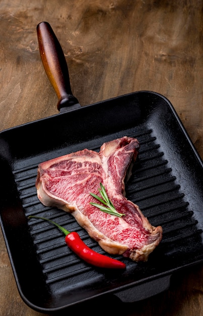 Alto angolo di carne in padella con peperoncino