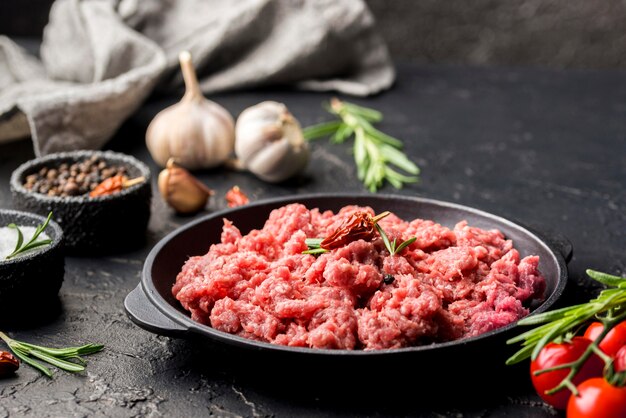 Alto angolo di carne sul piatto con erbe e aglio