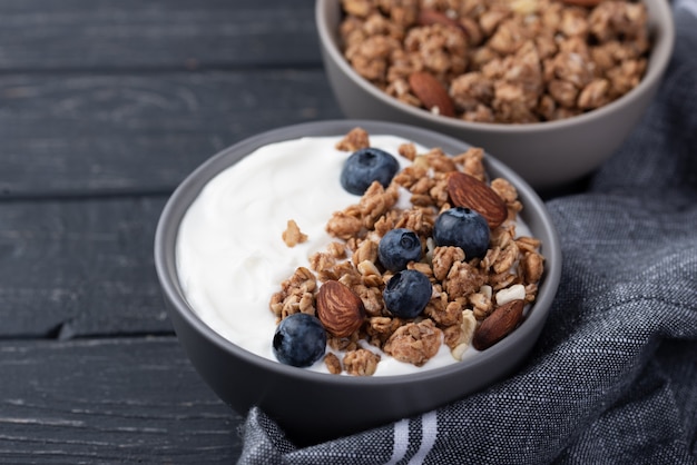 Alto angolo di cereali per la colazione con mirtilli e yogurt