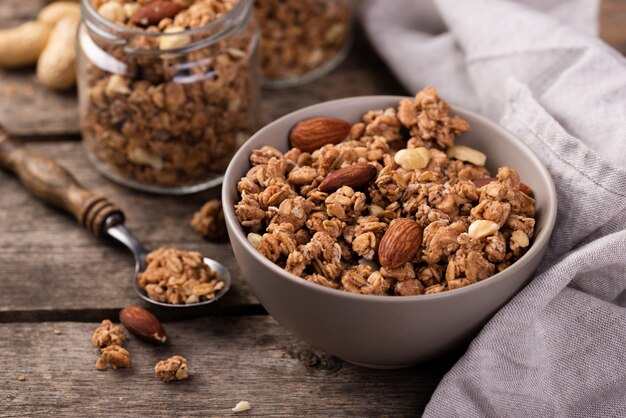 Alto angolo di cereali per la colazione in una ciotola con le noci