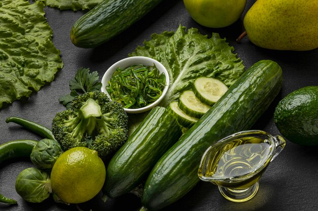 Alto angolo di cetrioli con broccoli