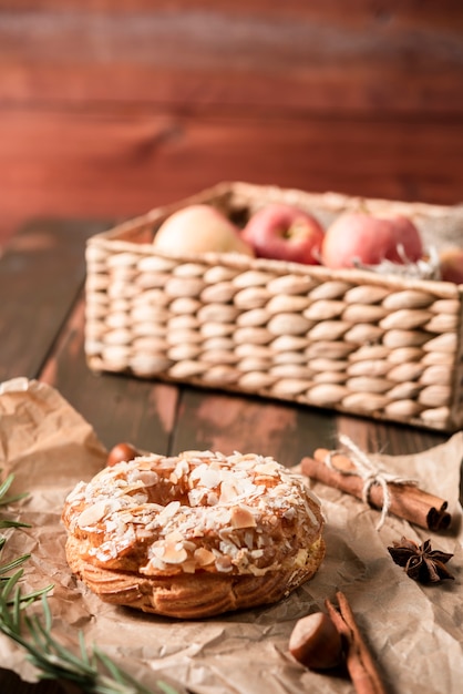 Alto angolo di ciambella con crogiolarsi di mele