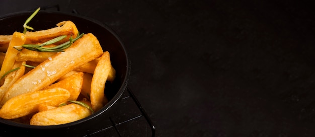 Alto angolo di ciotola con patatine fritte e copia spazio