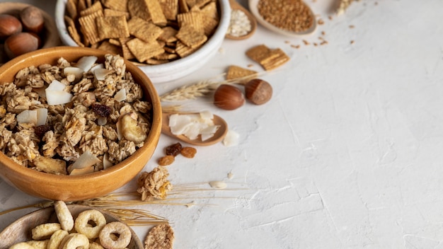 Alto angolo di ciotole con assortimento di cereali per la colazione e copia spazio