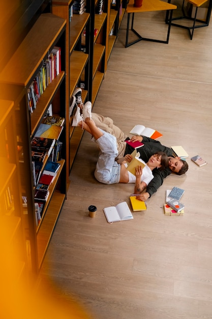 Alto angolo di coppia ad un appuntamento in una libreria