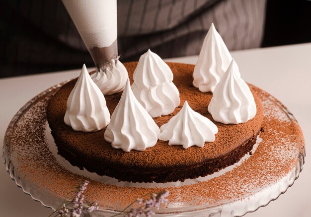 Alto angolo di cottura decorazione torta con glassa