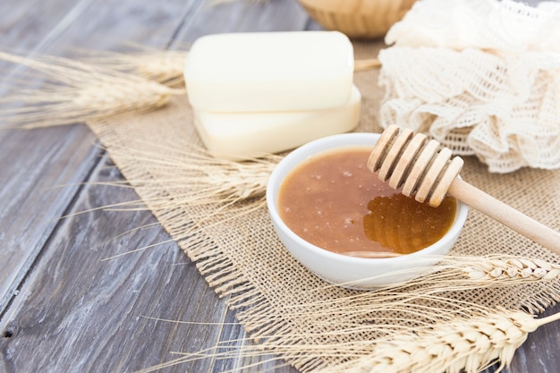 Alto angolo di crema e sapone di concetto del bagno