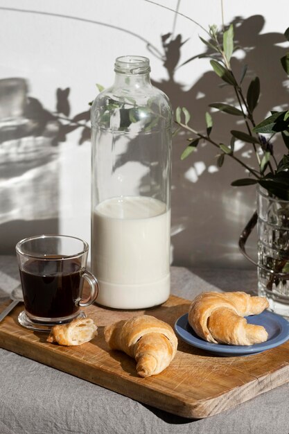 Alto angolo di croissant sulla piastra con caffè e latte