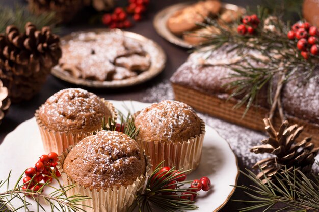 Alto angolo di cupcakes di Natale con biscotti e pigne