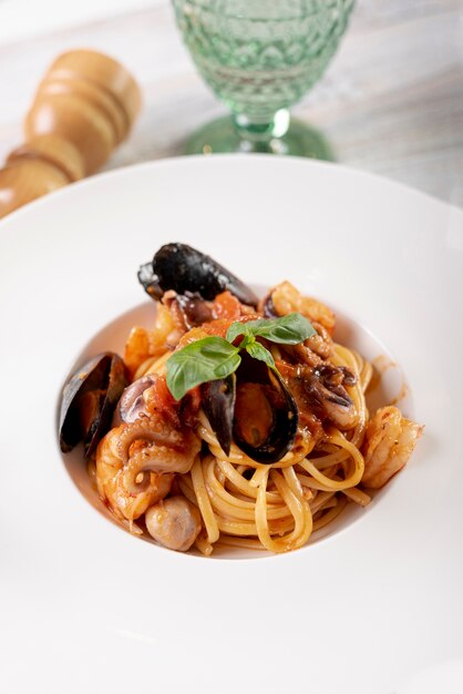 Alto angolo di deliziosa pasta con frutti di mare