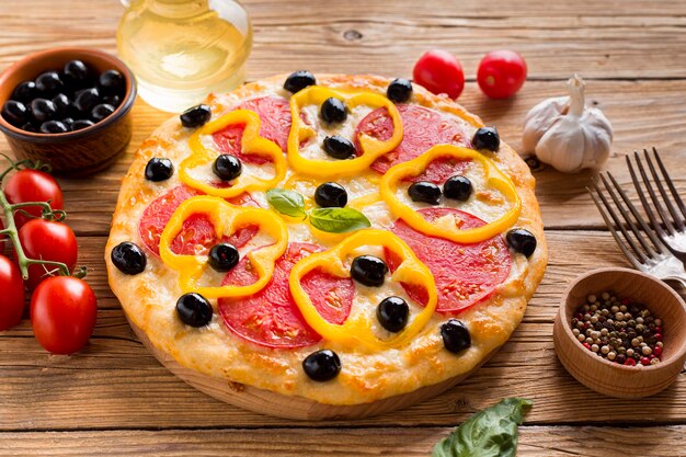 Alto angolo di deliziosa pizza sulla tavola di legno