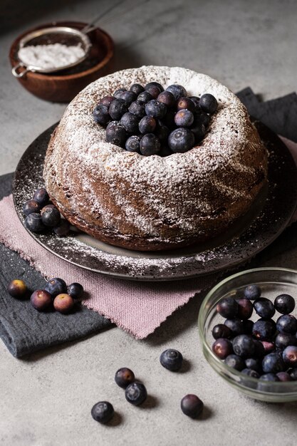 Alto angolo di deliziosa torta al cioccolato concetto