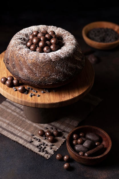 Alto angolo di deliziosa torta al cioccolato concetto