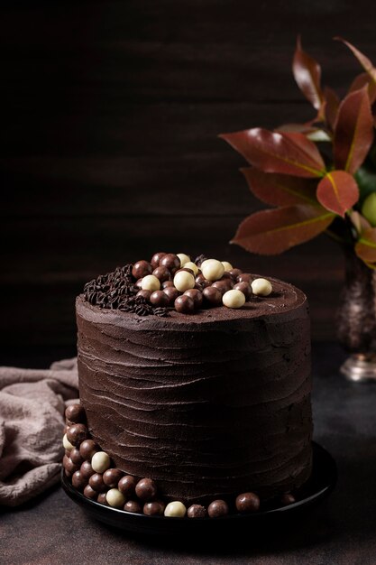 Alto angolo di deliziosa torta al cioccolato concetto