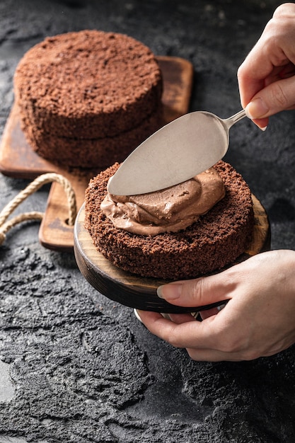 Alto angolo di deliziosa torta al cioccolato concetto