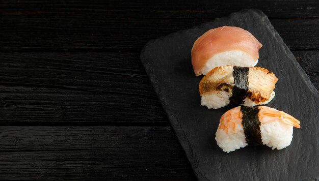 Alto angolo di delizioso concetto di sushi