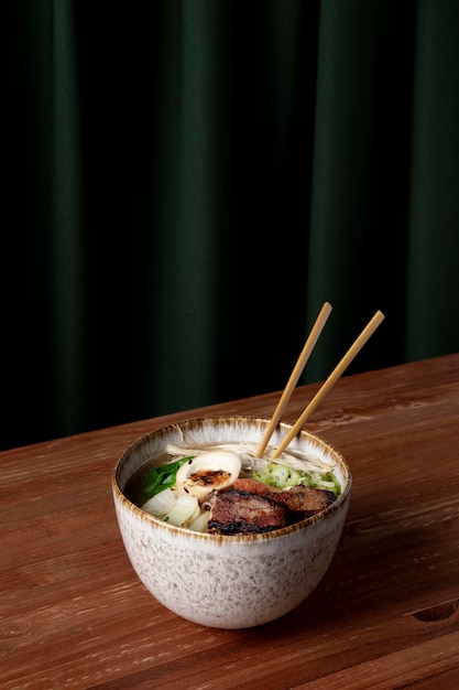 Alto angolo di delizioso ramen nella ciotola