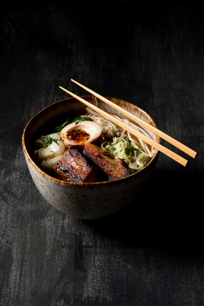 Alto angolo di delizioso ramen nella ciotola