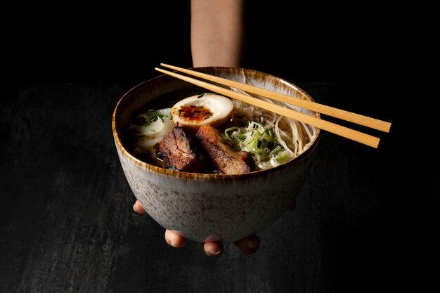 Alto angolo di delizioso ramen nella ciotola