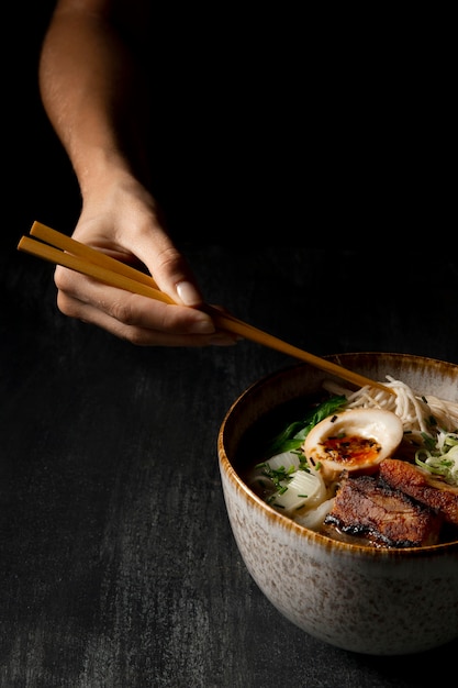 Alto angolo di delizioso ramen nella ciotola