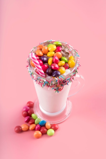 Alto angolo di dessert con caramelle colorate