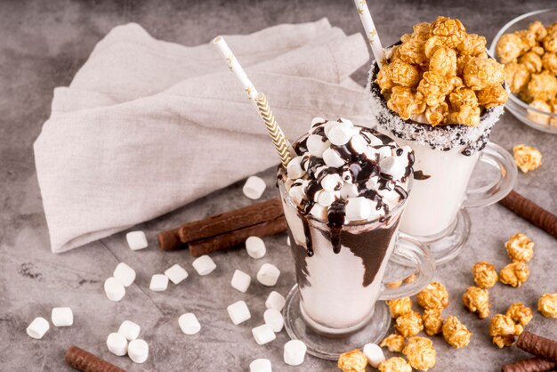 Alto angolo di dessert in vasetti con marshmallow e popcorn