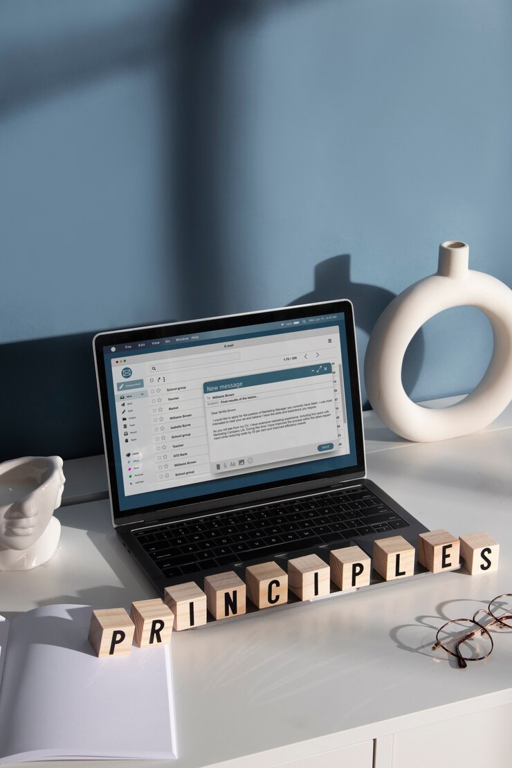 Foto gratuito alto angolo di disposizione dei cubi di legno e del computer portatile