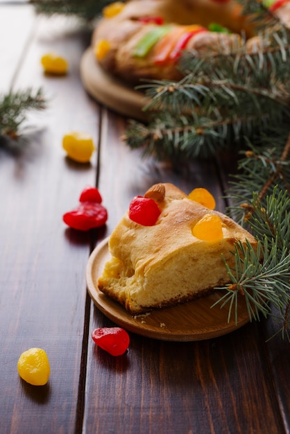 Alto angolo di dolci del giorno dell'epifania con albero di abete rosso