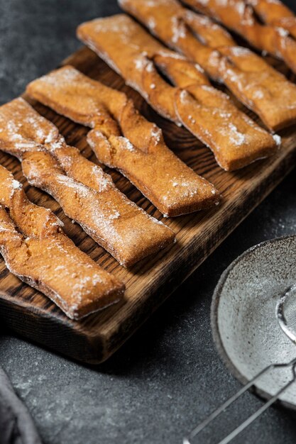 Alto angolo di dolci di zucchero a velo