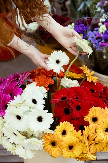 Alto angolo di donna ammirando i fiori primaverili