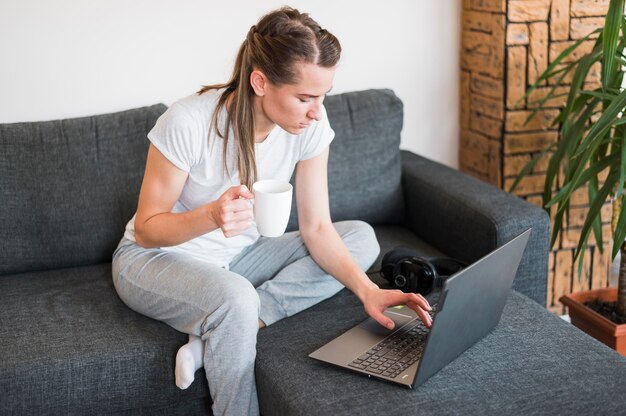 Alto angolo di donna che lavora al computer portatile