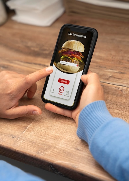 Alto angolo di donna che ordina cibo da asporto su smartphone