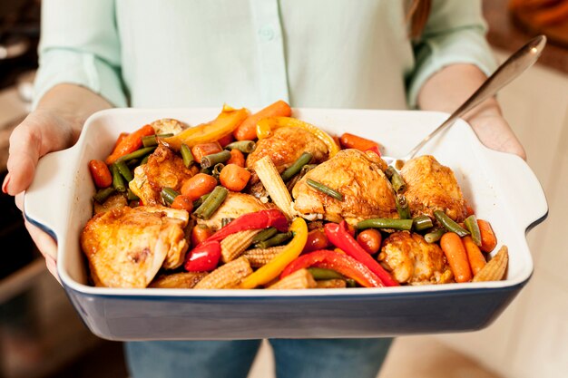 Alto angolo di donna con cibo per la cena