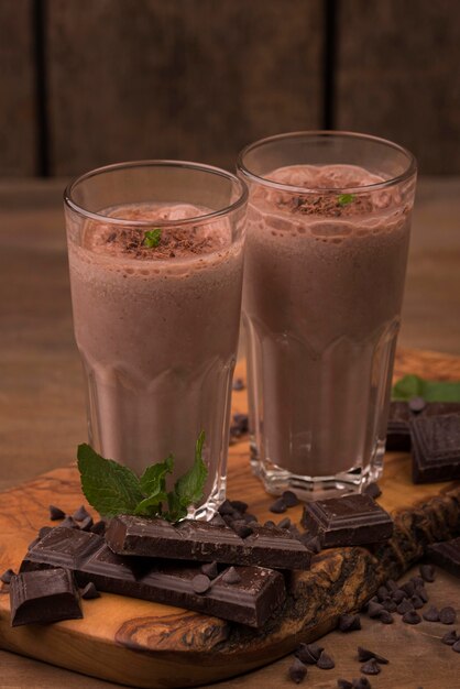 Alto angolo di due bicchieri di frappè con cioccolato e menta