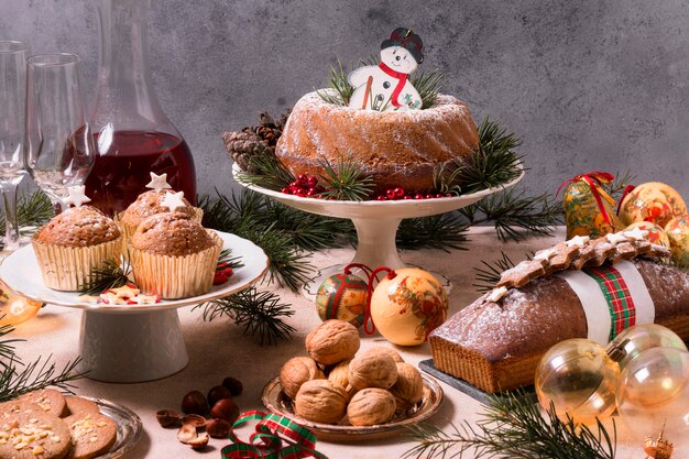 Alto angolo di festa di Natale con cibo delizioso