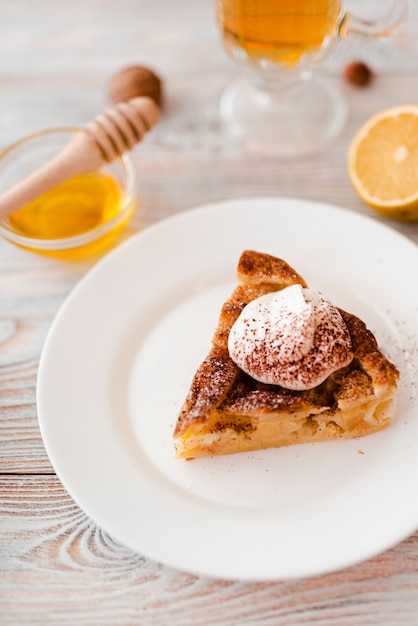 Alto angolo di fetta di torta appetitosa