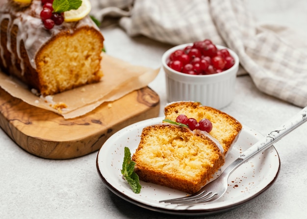 Alto angolo di fette di torta sulla piastra con frutti di bosco